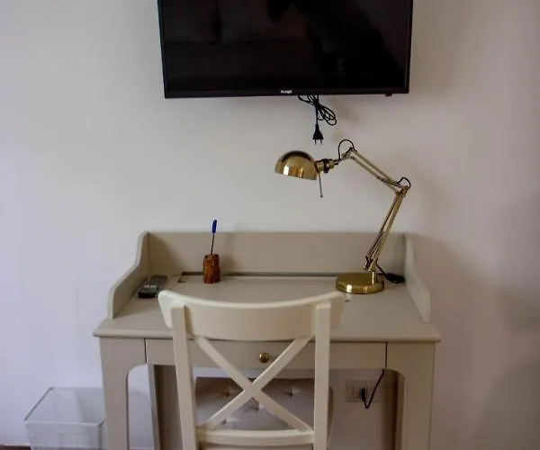 Lora Giusta Πανσιόν Όπως